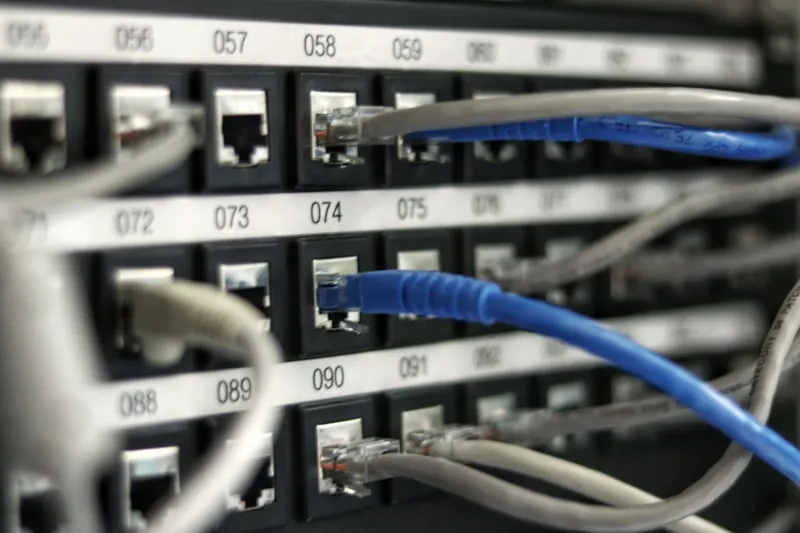 Netzwerkarchitektur und IT-Infrastruktur – Serverschrank mit Kabeln